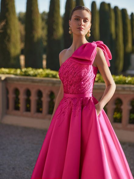 Abito fucsia con corpino ricamato Marfil Rosa Clarà 2025